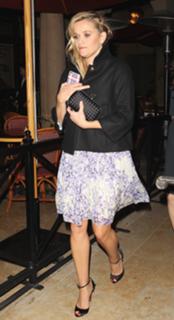 Reese Witherspoon feet photo thumbnail