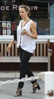 Jennifer Garner feet photo thumbnail