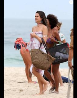 Juliana Paiva feet photo thumbnail