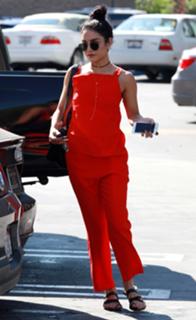 Vanessa Hudgens feet photo thumbnail