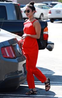 Vanessa Hudgens feet photo thumbnail