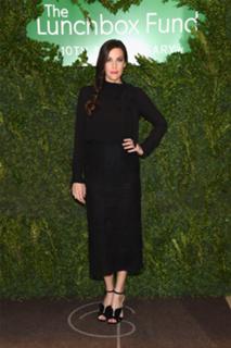 Liv Tyler feet photo thumbnail