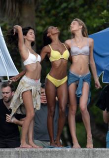 Sara Sampaio feet photo thumbnail