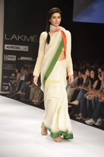 Kriti Sanon feet photo thumbnail