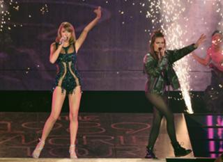 Taylor Swift feet photo thumbnail