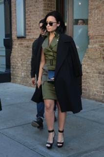 Demi Lovato feet photo thumbnail