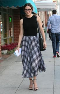 Emmy Rossum feet photo thumbnail