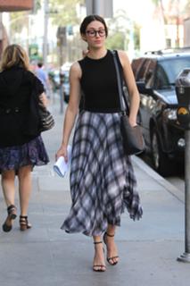 Emmy Rossum feet photo thumbnail