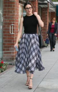 Emmy Rossum feet photo thumbnail