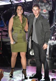 Demi Lovato feet photo thumbnail