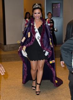 Demi Lovato feet photo thumbnail