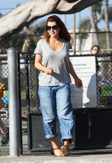 Alyson Hannigan feet photo thumbnail