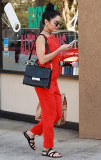 Vanessa Hudgens feet photo thumbnail