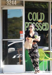 Vanessa Hudgens feet photo thumbnail