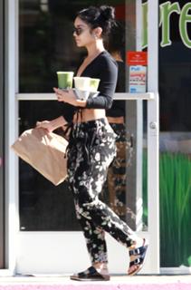 Vanessa Hudgens feet photo thumbnail