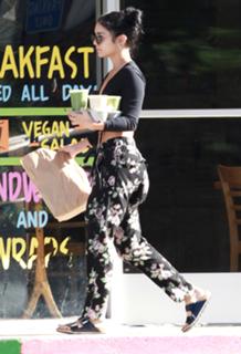 Vanessa Hudgens feet photo thumbnail