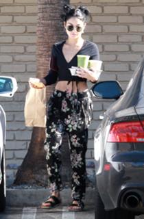 Vanessa Hudgens feet photo thumbnail