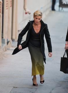 Julie Bowen feet photo thumbnail