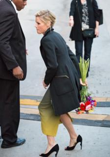 Julie Bowen feet photo thumbnail