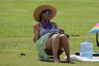 Evangeline Lilly feet photo thumbnail