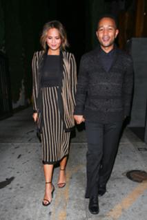 Chrissy Teigen feet photo thumbnail