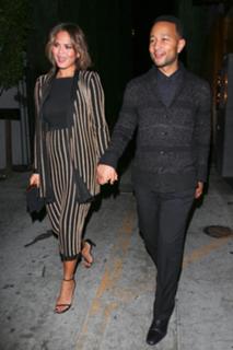 Chrissy Teigen feet photo thumbnail
