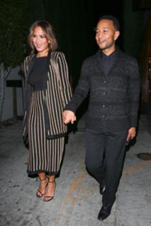 Chrissy Teigen feet photo thumbnail