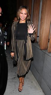 Chrissy Teigen feet photo thumbnail