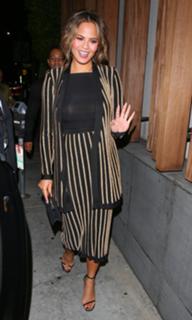 Chrissy Teigen feet photo thumbnail