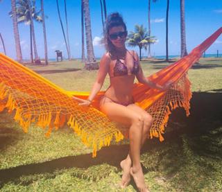 Paula Fernandes feet photo thumbnail