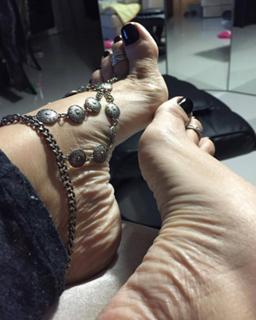 Karin Klemp feet photo thumbnail