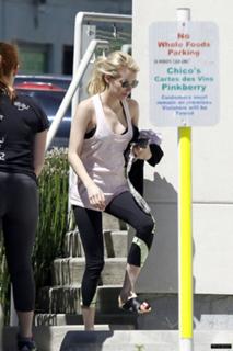 Emma Roberts feet photo thumbnail
