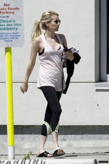Emma Roberts feet photo thumbnail
