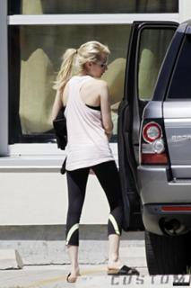 Emma Roberts feet photo thumbnail
