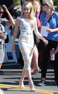 Emma Roberts feet photo thumbnail