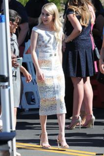 Emma Roberts feet photo thumbnail