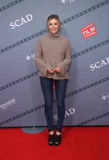 Elizabeth Olsen feet photo thumbnail
