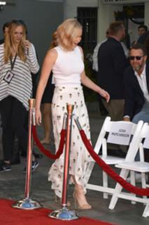 Jennifer Lawrence feet photo thumbnail