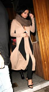 Selena Gomez feet photo thumbnail