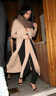Selena Gomez feet photo thumbnail