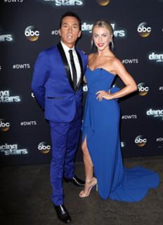 Julianne Hough feet photo thumbnail