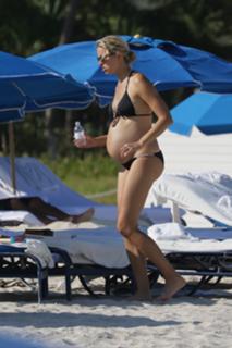 Karolina Kurkova feet photo thumbnail