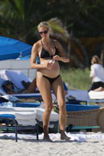 Karolina Kurkova feet photo thumbnail