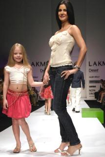 Katrina Kaif feet photo thumbnail