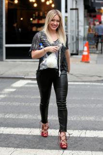 Hilary Duff feet photo thumbnail