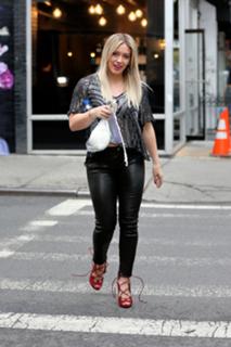 Hilary Duff feet photo thumbnail