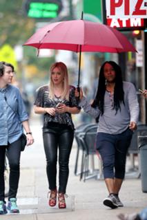Hilary Duff feet photo thumbnail