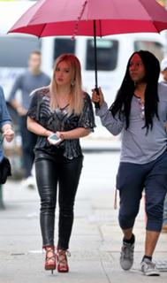 Hilary Duff feet photo thumbnail