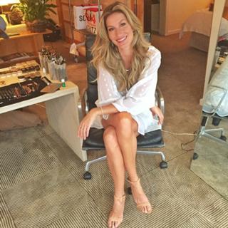 Gisele Bündchen feet photo thumbnail