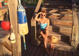 Alyssa Milano feet photo thumbnail